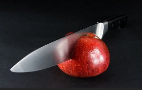 فيديو مذهل لرجل يقطع 40 تفاحة بالسكاكين في الهواء