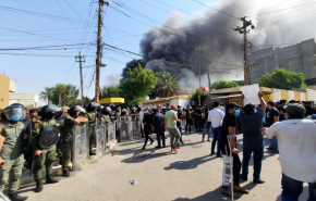 أول فيديو لاقتحام مقر الحزب الديمقراطي في بغداد وتصاعد الدخان