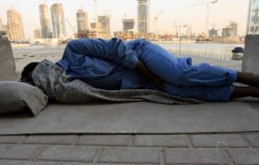 آلاف العمال المشردين يفترشون شوارع دبي أسفل ناطحات السحاب