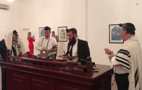شاهد إقامة الصلاة في كنيس يهودي في العاصمة البحرينية المنامة