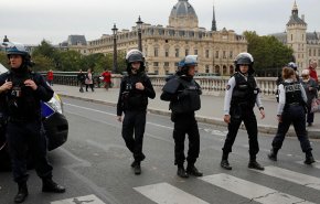 وزير الداخلية الفرنسي يأمر بإغلاق مسجد قرب العاصمة باريس