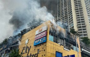 فیلم| تخلیه 3500 نفر در پی آتش‌سوزی شدید در مرکز خرید بمبئی
