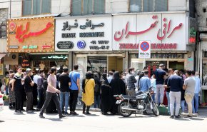 الشرطة الايرانية تشن حملة ضد المتلاعبين بأسعار الصرف 