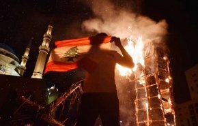 احراق العلم الفرنسي في لبنان