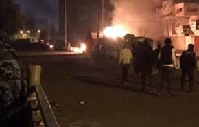 بالفيديو.. اشعال النار في الاطارات أمام مبنى محافظة كربلاء