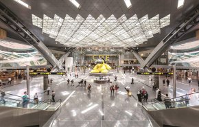 قطر تبحث عن والدي رضيع وجدته بحمام مطار الدوحة