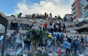 شاهد.. زلزال مدمر يعقبه تسونامي بمدينة ازمير وآخر في ايدن
