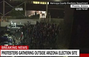 تجمع لأنصار ترامب ببنادق ومسدسات خارج مركز اقتراع في أريزونا