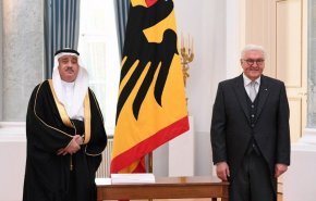 شاهد: زوجة السفير السعودي في ألمانيا تثير السخرية بسبب تصرفاتها!