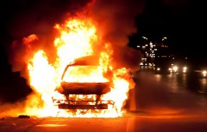 بالفيديو..سعودي يحرق سيارة أحد المواطنين عمدا