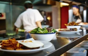 هل تسبب وجبات المطاعم الاصابة بكورونا؟