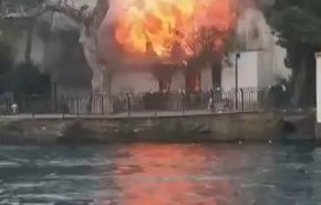 بالفيديو.. حريق هائل يدمر مسجداً تاريخياً في قلب إسطنبول

