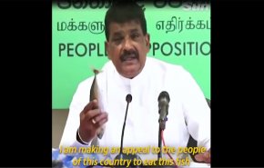 شاهد.. سياسي سريلانكي ياكل سمكة نيئة امام كاميرات الاعلام!