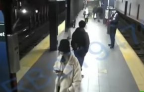 شاهد.. شاب يدفع امرأة في نيويورك تحت عجلة القطار
