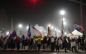 طرفداران ترامپ به محدودیت‌های کرونایی اعتراض کردند و ماسک آتش زدند