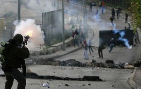 اختناق عشرات الفلسطينيين إثر إطلاق جيش الاحتلال قنابل الغاز السام