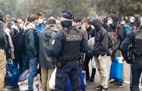بالفيديو:الشرطة الفرنسية تستخدم القوة المفرطة لتفكيك مخيم للمهاجرين