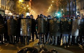  اعتراضات پاریسی‌ها به خشونت پلیس فرانسه علیه مهاجران + فیلم
