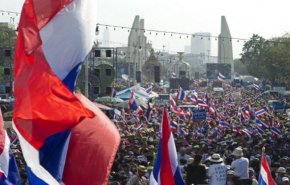متظاهرو تايلاند يطالبون بالحد من سيطرة الملك على الثروة
