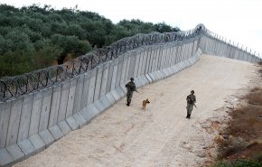 شاهد..تركيا تزيل كتلا إسمنتية من الجدار الحدودي مع سوريا 