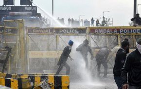 احتجاجات المزارعين في الهند و الشرطة تستخدم الغاز المسيل للدموع