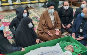 شاهد.. عائلة الشهيد فخري زادة تودع جثمانه الطاهر