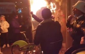 بالفيديو.. محتجون يضرمون النار وسط باريس وإصابة 37 شرطيا
