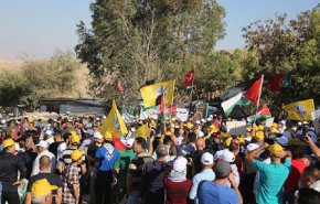 شاهد .. مئات الفلسطينيين يتظاهرون في الخان الأحمر رفضاً لمخططات الاحتلال  
 