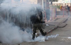 اختناق عشرات الفلسطينيين بغازات الاحتلال في مواجهات بالخليل