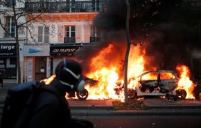 شاهد .. اشتباكات عنيفة في باريس على خليفة قانون 