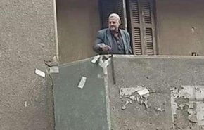 بالفيديو.. مصري يلقي أموالا على المارة من الشرفة.. والشرطة تتدخل