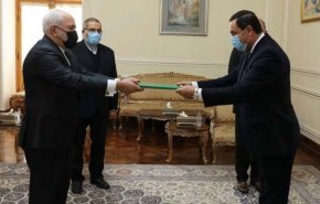ظريف يتسلم نسخة من اوراق اعتماد السفير السوري الجديد 