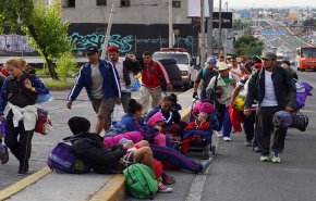 شاهد .. قافلة المهاجرين من هندوراس تفتح باب الهجرة الى أمريكا مجدداً