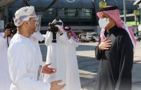 وزير خارجية قطر في سلطنة عُمان لبحث الأزمة الخليجية