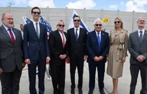 ترامب يمنح أوسمة لكبار مستشاريه عن اتفاقيات التطبيع مع الاحتلال الإسرائيلي