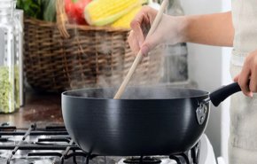  أسهل الطرق للتخلص من رائحة الطهي العالقة بالمطبخ