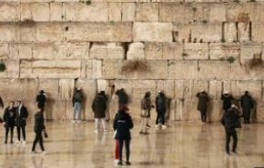 رفع علمي البحرين والإمارات في باحة حائط البراق