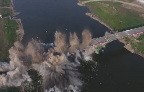 بالفيديو.. لحظة تفجير جسرا فوق نهر شيانغ جيانغ الصيني