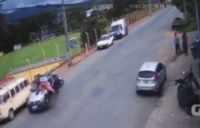 بالفيديو: 'رجل حديدي' ينجو بأعجوبة من حادث سير مريع!