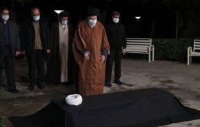 قائد الثورة يقيم صلاة الميت على جثمان العلامة آية الله مصباح يزدي