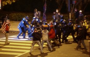 الشرطة تستخدم رذاذ الفلفل لتفريق أنصار ترامب في واشنطن