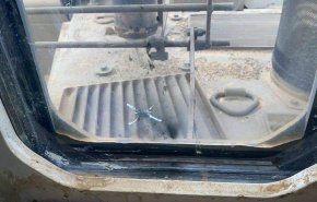 بالصور.. رصاصات المقاومة تصيب زجاج جرافة اسرائيلية