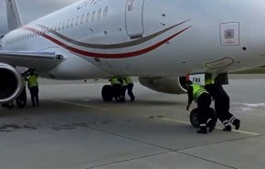 بالفيديو.. 8 أشخاص يتمكنون من تحريك طائرة متوقفة!