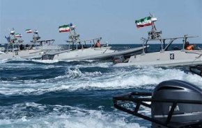 شاهد.. مناورات إيرانية في بحر عمان والمحيط الهندي 