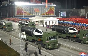 بحضور كيم...كوريا الشمالية تعرض صاروخا يطلق من الغواصات

