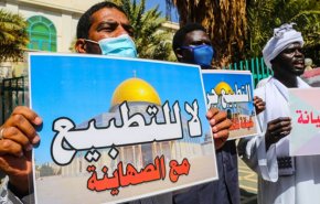 احتجاجات بالخرطوم على التطبيع وحرق لعلم الاحتلال