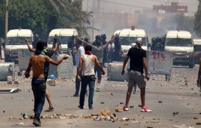 شاهد تطوّر الإحتجاجات بتونس لمواجهات بين المتظاهرين والشرطة 