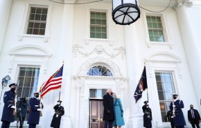 الرئيس الامريكي الجديد يدخل إلى البيت الأبيض