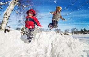 بالفيديو: أب يضع طفليه في كيس ويدحرجهم على الثلج!