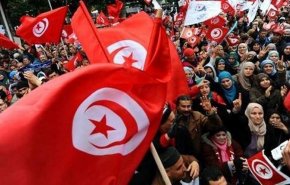 تونس تغلي.. مواجهات عنيفة بعد وفاة متظاهر متأثرا بإصابة بالرأس
